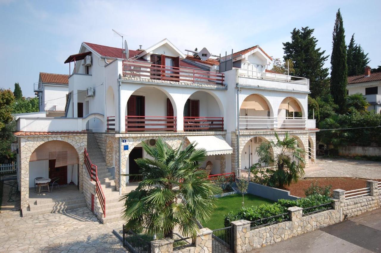 Apartment Ivan By El-Pi Tours Malinska Exterior photo