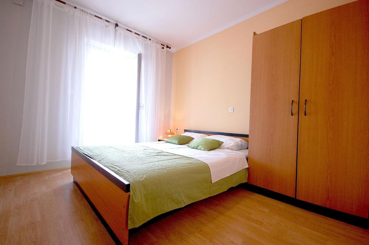 Apartment Ivan By El-Pi Tours Malinska Exterior photo