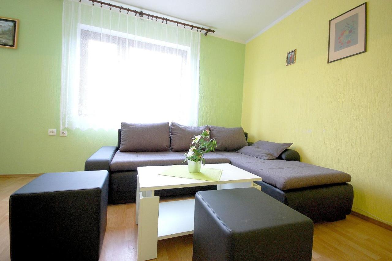 Apartment Ivan By El-Pi Tours Malinska Exterior photo