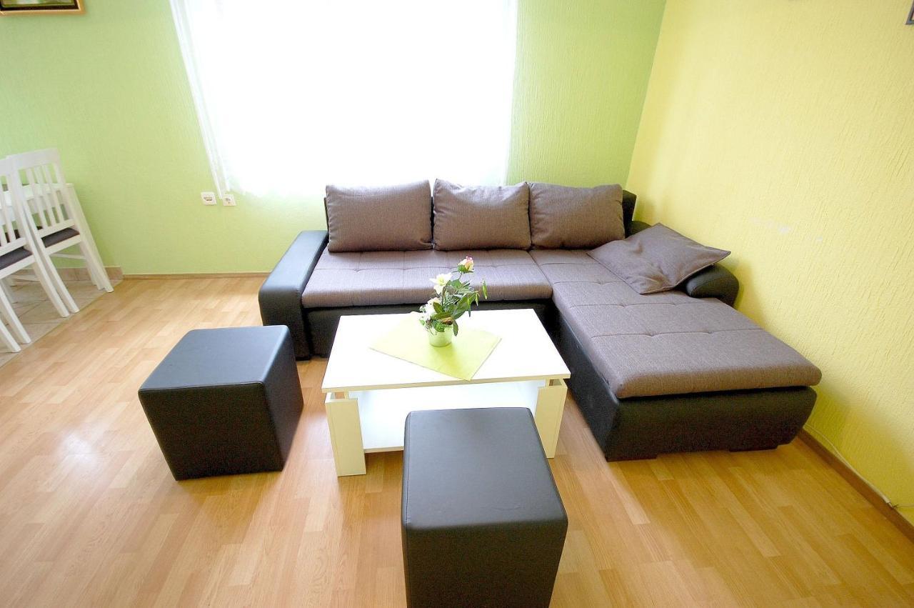 Apartment Ivan By El-Pi Tours Malinska Exterior photo